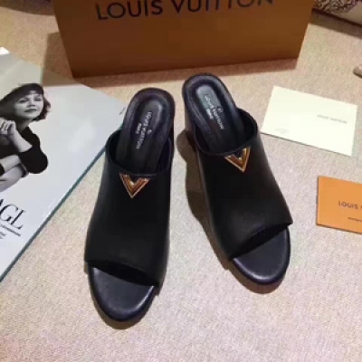 Louis Vuitton路易威登lv2017高端大气上档次！点万赞款！绝对的气质款！有两种材质版本可供选择，一种大家都喜欢的光面皮。