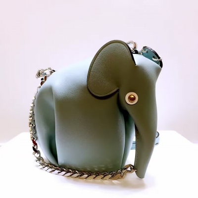 Loewe elephant 新款大象包添加了金屬眼睛，尾巴，長鏈，整個包顯得Q更上檔次 12-8-15com