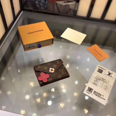 LV M41988  路易威登經典Clemence錢夾，優雅而實用，粉色皮革飾邊與可愛的Monogram花卉裝飾盡顯精緻柔美。尺寸：12x9，原版鐳射五金
