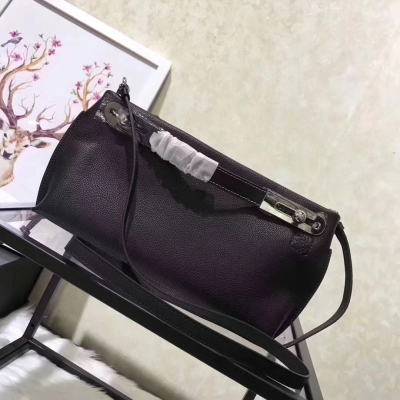 羅意威Loewe2017秋冬 系列的#Missy small bag手袋 出貨，其採用手感柔軟小牛皮，把時髦態度轉化為設計語言，以極簡概念打造適合所有場合的新經典包型，其功能強大，可手拿、手拎或肩背，讓擁有TA的你總能保