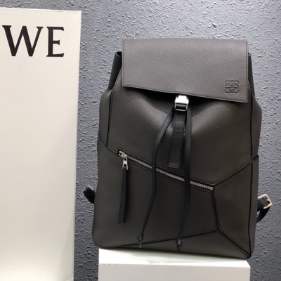 羅意威Loewe Puzzle Backpack現貨 專櫃最新男款系列。尺寸33x44.5x19 cm，超大容量，立方體造型獨特創新，精確剪裁營造出體積感，觸感舒適，極為實用。這款時尚雙肩包可雙肩，單肩背攜或手提，69-