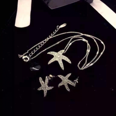 （項鍊+耳釘一套價）星星點點系列微鑲2015新品Van Cleef&Arpels 梵克雅寶鎖骨項鍊吊墜！數量不多！