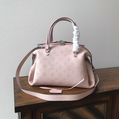 LV複刻版 M54673 粉色 路易威登Mahina Asteria手袋，時尚柔美造型與大尺寸設計的完美結合，足以成為每位女士的包袋新寵。極為柔軟的穿孔皮革面料、富有質感的線條與細密的編織裝飾，此款Louis Vuitt