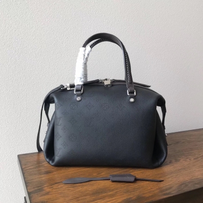 LV複刻版 M54673 黑色 路易威登Mahina Asteria手袋，時尚柔美造型與大尺寸設計的完美結合，足以成為每位女士的包袋新寵。極為柔軟的穿孔皮革面料、富有質感的線條與細密的編織裝飾，此款Louis Vuitt