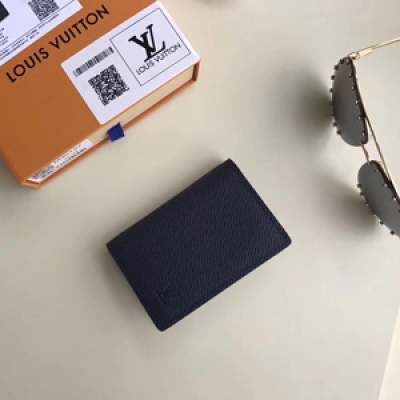 LV原單M30157此款路易威登緊湊型口袋錢夾功能強大，可存放信用卡、紙幣與票據。Louis Vuitton標誌性Taiga皮革面料，內襯處飾有醒目的夏威夷風格印花，趣味十足。尺寸:11x7.5cm