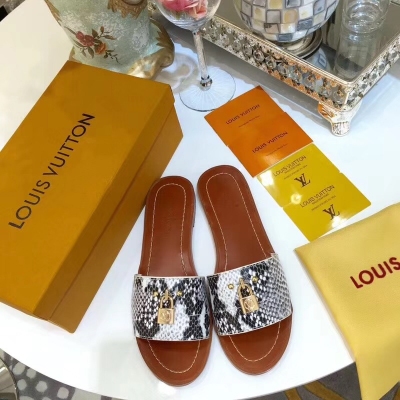 LV最新拖鞋 超好看！Louis Vuitton路易威登鞋面進口牛皮/蜥蜴紋，雙層真皮大底，13個顏色。最新配套包裝，大碼福音！碼數35-42