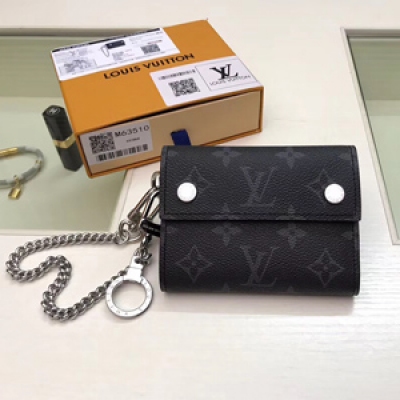 LV新品！Louis Vuitton M63510 路易威登此款尺寸小巧的Rivets Chain錢夾彙集了一系列實用設計項目，包括信用卡插槽、硬幣隔層與一條配有鑰匙扣的可脫卸包鏈。尺寸:12.0x9.0x2.0cm，包