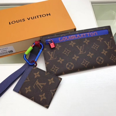 【LV頂級原單】路易威登M63045 Louis Vuitton亮相2018春夏時裝展的新品，來自男裝藝術總監Kim Jones、充滿工藝質感的運動風格設計，此款配有D形環的Ribbon手袋和卡夾以Monogram帆布搭