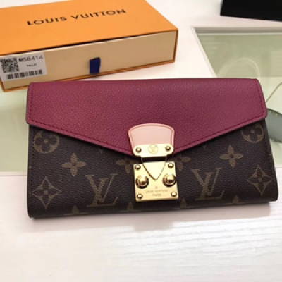 【LV頂級原單】Louis Vuitton M61279粉色 路易威登這款功能多樣的 Pallas 錢夾設計極為精妙，時尚感十足又頗具實用性。色彩鮮活的 Monogram 帆布和標誌性的 S 形鎖既保證了錢夾的安全性，又
