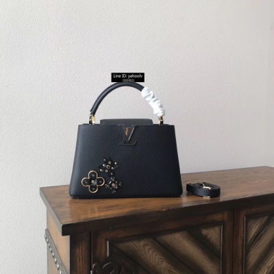 LV複刻版 Louis Vuitton M48865小黑色花飾款 全鋼五金 鳶尾花既在花園中盛放 又出現在古老Asnières工坊的設計裝飾工藝中 路易威登本季由Noir Taurillon皮革裁制而成的Capucine