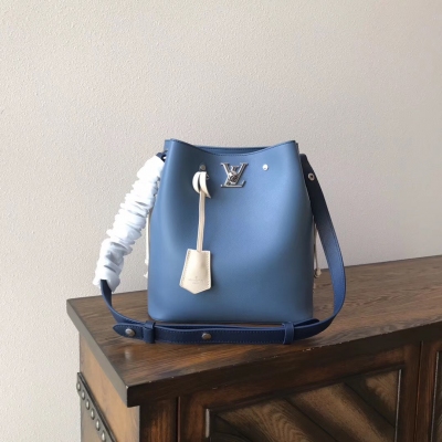 LV LOCKME BUCKET 手袋 Louis Vuitton M51413 藍 路易威登此款時尚桶包的設計原型來自一款風格優雅但質感結實的包袋，由路易·威登於1932年為一位富有的葡萄酒莊園主專門定制，用以運輸香檳