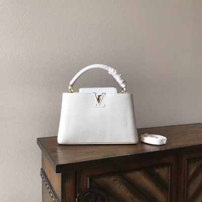 LV路易威登複刻版 Louis Vuitton 白色M48865 小號手袋 Capucines中號手袋以時尚的迷你尺寸和極富潮流感的鮮明色彩完美搭配從經典到前衛的各種穿著風格。 進口非洲小牛皮 全鋼24K拉絲五金 配有用