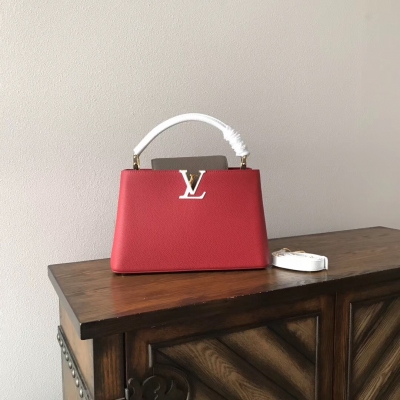 LV路易威登複刻版 Louis Vuitton 紅色M48865 小號手袋 Capucines中號手袋以時尚的迷你尺寸和極富潮流感的鮮明色彩完美搭配從經典到前衛的各種穿著風格。 進口非洲小牛皮 全鋼24K拉絲五金 配有用