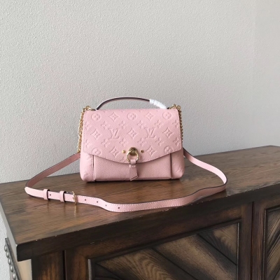 LV路易威登海外原單 Louis Vuitton M43674粉色 Blanche BB 手袋結合了平滑和浮雕字母的Empreinte皮革一個休閒別致的簽名件，是完美的日常… 詳細尺寸8.7*6.2*2.8英寸淡粉色玫瑰