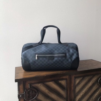 LV路易威登頂級原單 Louis Vuitton MATCHPOINT 旅行袋 N40012 融合運動風格細節與奢華設計才藝的Matchpoint系列，摩登男士的時尚之選。借鑒健身包的經典設計，Damier Cobalt