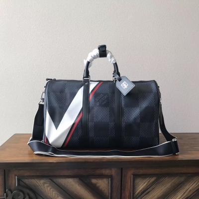 LV路易威登 極具收藏價值的限定版Keepall 45旅行袋，Louis Vuitton 致敬2018年美洲杯帆船賽的主題設計，是旅行精神的完美化身。以全新大尺寸格紋——Damier Cobalt Latitude——為