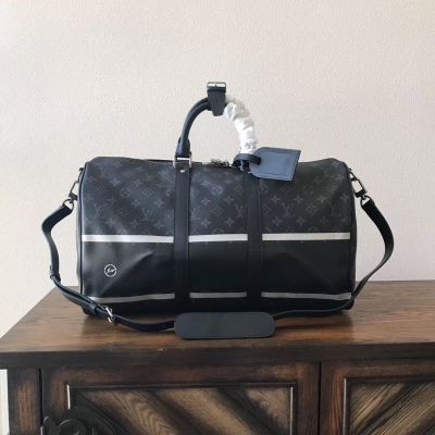 LV路易威登複刻版 Louis Vuitton KEEPALL 45 旅行袋（配肩帶）M43413 此款與日本設計師藤原浩合作設計的KEEPALL 45旅行袋融匯品牌傳統元素——Monogram花紋——與充滿現代感的精緻