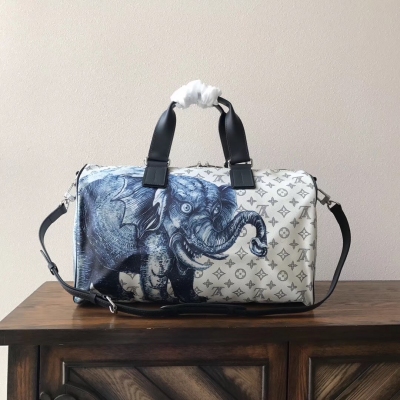 LV路易威登複刻版 Louis Vuitton M54131走秀款 此款旅行袋採用Monogram帆布面料，飾有著名藝術家Chapman兄弟設計的動物印花，是時尚旅行的好伴侶。自1930年誕生以來，Keepall系列包袋