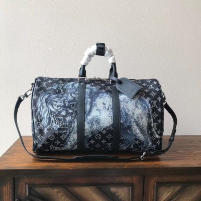 LV路易威登複刻版 Louis Vuitton M54129獅子 此款旅行袋採用Monogram帆布面料，飾有著名藝術家Chapman兄弟設計的動物印花，是時尚旅行的好伴侶。自1930年誕生以來，Keepall系列包袋一