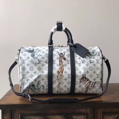 LV路易威登複刻版 Louis Vuitton M41449長頸鹿 此款旅行袋採用Monogram帆布面料，飾有著名藝術家Chapman兄弟設計的動物印花，是時尚旅行的好伴侶。自1930年誕生以來，Keepall系列包袋