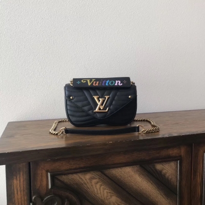 Louis Vuitton頂級原單 LV M51498黑色 由柔滑的絎縫小牛皮裁制而成的New Wave 中號手袋。新潮細節設計 印有路易威登英文字樣的可脫卸手柄、做舊質感的金屬飾件 – 使此款個性單品成為日常使用的理想