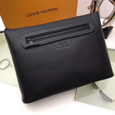 【LV頂級原單】Louis Vuitton M63268手包  以路易威登2018-19秋冬時裝秀中的太空主題為設計靈感之源，此款Pochette Cosmos手袋風格時尚，配有拉鍊外袋，輕鬆收納日用物品。由時裝秀中的關
