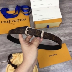 LV路易威登重點作品之一 Louis Vuitton男女通用腰帶 寬度30毫米 編碼MP056 經典的帆布氣息注入小牛皮 經特別處理塑造出滑亮的全鏡面效果 全新針扣設計 腰帶扣環上刻有英文字樣
