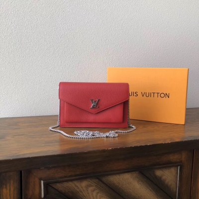 LV路易威登複刻版 新品MYLOCKME CHAIN 手袋M63471紅色到貨 Louis Vuitton 此款MyLockMe Chain 手袋是攜帶智慧手機及其他必備品的時尚之選。由柔軟小牛皮裁制而成，彙集多個Loc