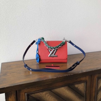 LV路易威登頂級原單 M52500紅色 Louis Vuitton這款別致的小型手袋藏有一個秘密： 它比實際看起來要大。 水波紋吊飾吊墜吊牌編織肩帶雙肩帶小號twistoo 設計巧妙的波紋狀包底為放置必需品提供了額外的空