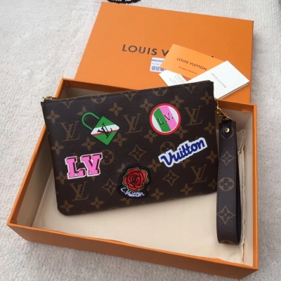 LV路易威登 M63447！Louis Vuitton 以工匠的技藝精湛著稱，罕見的設計、特殊皮革將技術創新和經典風格相結合，突出路易威登世界的存在。錢夾內部設計精巧獨特，擁有各種口袋和信用卡槽。尺寸：16×23×0.3