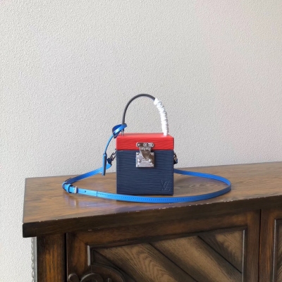 LV路易威登原單 BLEECKER BOXM52466 紅色配藍 Louis Vuitton 靈感來自1998年的Bleecker Box 這款Cube手袋重新詮釋品牌古老的行李箱設計 包括以亮銀色演繹經典S鎖扣 選用時