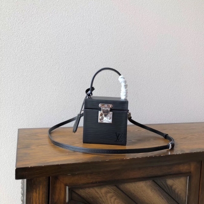 LV路易威登原單 BLEECKER BOXM52466 黑色 Louis Vuitton 靈感來自1998年的Bleecker Box 這款Cube手袋重新詮釋品牌古老的行李箱設計 包括以亮銀色演繹經典S鎖扣 選用時尚的