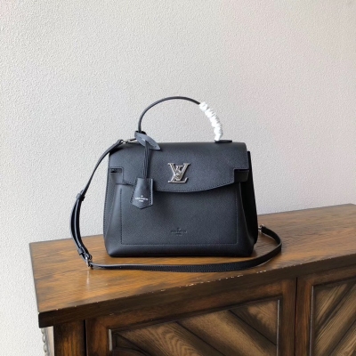 LV路易威登 M52431~土黃拼白 玫瑰紅拼白 黑色 Louis Vuitton Lockme Ever手袋採用柔軟的小牛皮材質，配有單個手柄，外形時髦，層次分明。頂部翻蓋的俐落廓形為這款質地柔軟，容量寬大的手袋增添時