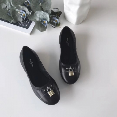 LV路易威登 新款上市 Louis Vuitton 舒適柔軟的跳舞鞋，輕便不磨腳，出行的最佳選擇。標誌性的“LV”鎖頭更添幾分特色 面料：羊皮 內裡： 羊皮裡 大底：橡膠軟底 平底：0.8CM 碼數：35-39