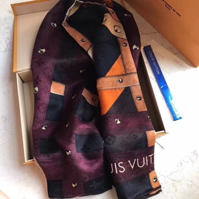LV路易威登圍巾 完全跟專櫃一樣 原單品質如圖實拍 Louis Vuitton PETITE MALLE 羊絨圍巾 老花/獨特的Petite Malle個性絢麗的大尺寸2018系列時裝秀中的元素 –成為Reverse