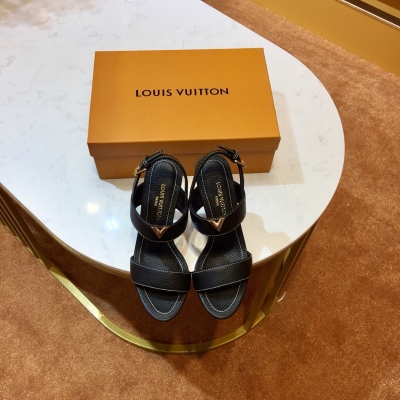 Louis Vuitton路易威登 頂級版本！LV2019春夏最新涼鞋來啦！女士SANDALE NEW WAE 高跟涼鞋，8個顏色，任意搭配，超級棒品質。上腳舒服，水臺高2cm 跟高10.5cm，原版開模五金V扣，高大