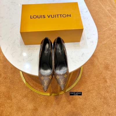 Louis Vuitton路易威登 LV2019專櫃同步專櫃新款新色，內腰不斷幫 歡迎對比，品牌專用進口老花面料 。墊腳內裏全羊皮。義大利進口logo真皮鞋底，完美設計！打造最美單品！跟高10cm，碼數35-39（可定