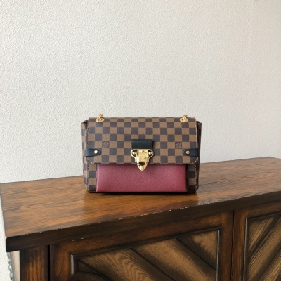 LV路易威登 複刻版 SAINT PLACIDE 手袋 LOUIS VUITTON N40108標誌性的Damier Ebène 帆布的獨特設計搭配柔軟的小牛皮和優雅褶皺，令這款適合日裝到晚裝搭配的多用手袋極具風格。金色