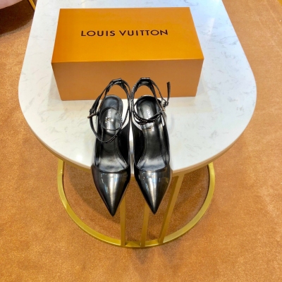 Louis Vuitton 期待已經2019新款尖頭綁帶中低跟涼鞋，LV路易威登最新春夏款綁帶設計，打破鞋子整體的單調性，可以使腳踝顯得修長，氣質優雅而性感，不管是在陽光下還是燈光下，都能hold住各種風格和場合的萬能