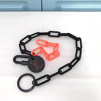 LV路易威登 頂級原單 MP2296 LOUIS VUITTON 此款多用鑰匙鏈融入了最新皮革系列的鏈條元素，重新演繹路易威登經典鑰匙扣設計。嵌飾了 Monogram 帆布的霧黑色 LV 徽章與亮橙色鏈條相連，一頭為彈簧