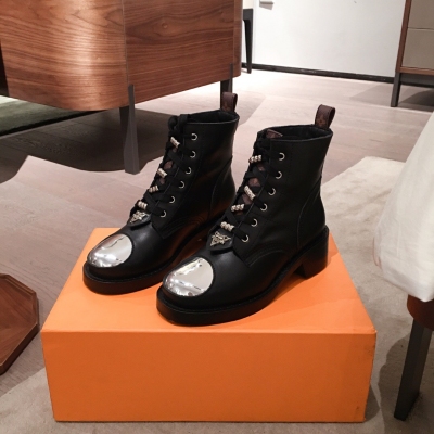 Louis Vuitton LV路易威登 2020新品發佈靴子款！經典鞋型+獨特五金設計，經典耐看！原版倒模楦型，極致1:1形體，進口獨家呈現出精緻質感！開模定制A級高密私模大底，羊皮內裡！獨一無二品質，碼數35-40