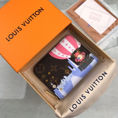 LV LOUIS VUITTON路易威登 M68488 特別介紹 海外特供（專櫃貨） 這款拉鍊零錢包為都市人提供了最理想的選擇。包身精巧緊湊，可以用來裝零錢、信用卡和折疊起來的紙幣。即使身上的口袋小，也可輕鬆地將它放入。