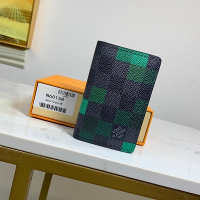 LV LOUIS VUITTON路易威登 N60158 綠色！馬賽克！袋裝萬用錢包材料Damier Graphite ！2020春季系列，這款袋裝萬用錢包以Damier Graphite Pixel塗層帆布製作。充滿未來