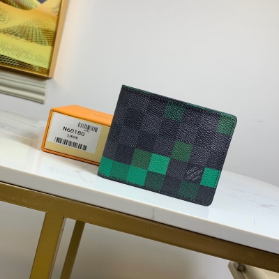 LV LOUIS VUITTON路易威登 N60180 綠色！馬賽克！萬用錢包材料Damier Graphite ！2020春季系列，這款袋裝萬用錢包以Damier Graphite Pixel塗層帆布製作。充滿未來感的