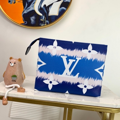 LV LOUIS VUITTON路易威登 2020新款、M60309藍色！LV ESCALE 26 盥洗袋 2020 夏季 LV Escale 配飾及皮具系列推出特別款盥洗袋。Monogram 帆布的紮染印花源自日本古老