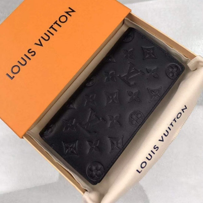 LV LOUIS VUITTON路易威登 M62900 特別介紹 海外特供（專櫃貨） 優雅的外觀設計搭配黑色小牛皮，此款十分柔軟的Brazza錢夾飾有淺淺的標誌性壓紋。內配多個卡槽與隔層，包括一個拉鍊硬幣隔層。尺寸：10
