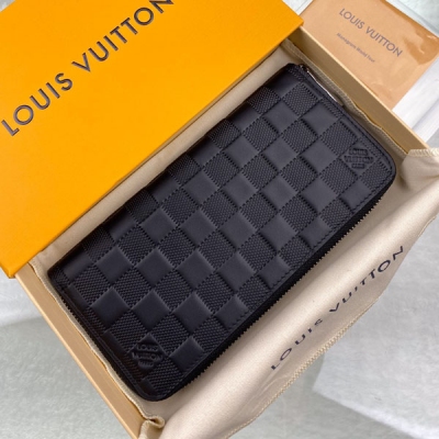 LV LOUIS VUITTON路易威登 N63548 特別介紹 海外特供（專櫃貨） 豎款錢夾，以最具個性的方式攜帶紙幣、信用卡與硬幣。內袋和隔層眾多，實用性同樣出色。非常柔軟的皮革上印有品牌標誌性的壓花，更增添其硬朗魅
