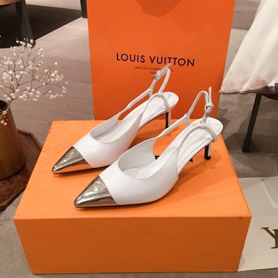 Louis Vuitton LV路易威登 2020早春新品涼鞋！經典靴型+英倫金屬設計，經典耐看！原版倒模楦型，極致1:1形體，進口高端漆皮呈現出精緻質感！開模定制A級高密真皮大底，羊皮內裡！獨一無二品質，碼數35-4