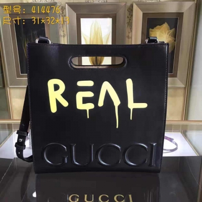 李宇春同款歐美明星走秀款  這只“REAL”Tote購物袋相比其他新出的款少了些文藝氣息，卻更加中性、前衛。它不僅容量大注重實用性，風格極簡，添加了塗鴉 詮釋了另一種具象美在logo上的字母凸紋設計也讓人感到新鮮，深受街