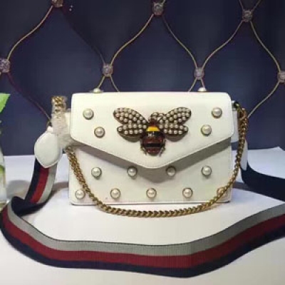 【Gucci款號：451986】#Gucci N0w# 2016秋冬新款 不可思議的美珍珠巧妙的運用，加上蜜蜂與寶石的結合，美的猶如藝術品的綻放。黑。白色尺寸：27x18x8cm